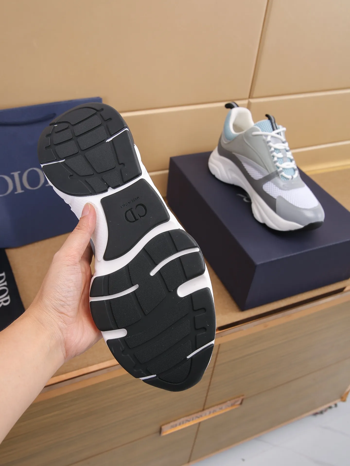 Factory price: 460💰Dior’s top version of D’s b22 men’s sports shoes. Inspired by retro running styles, the chunky low-top silhouette features gray calf leather and blue and white mesh fabric uppers, atop a black, white and blue engraved rubber sole. Nylon ribbon accents the blue mesh tongue and heel counter, and a "dio~" logo appears on the side. Pair it with a suit for a striking contrast and add a sportswear-chic edge to your look. The thick sole can be about 4cm~ Size: 38-45, [46, 47 customized]